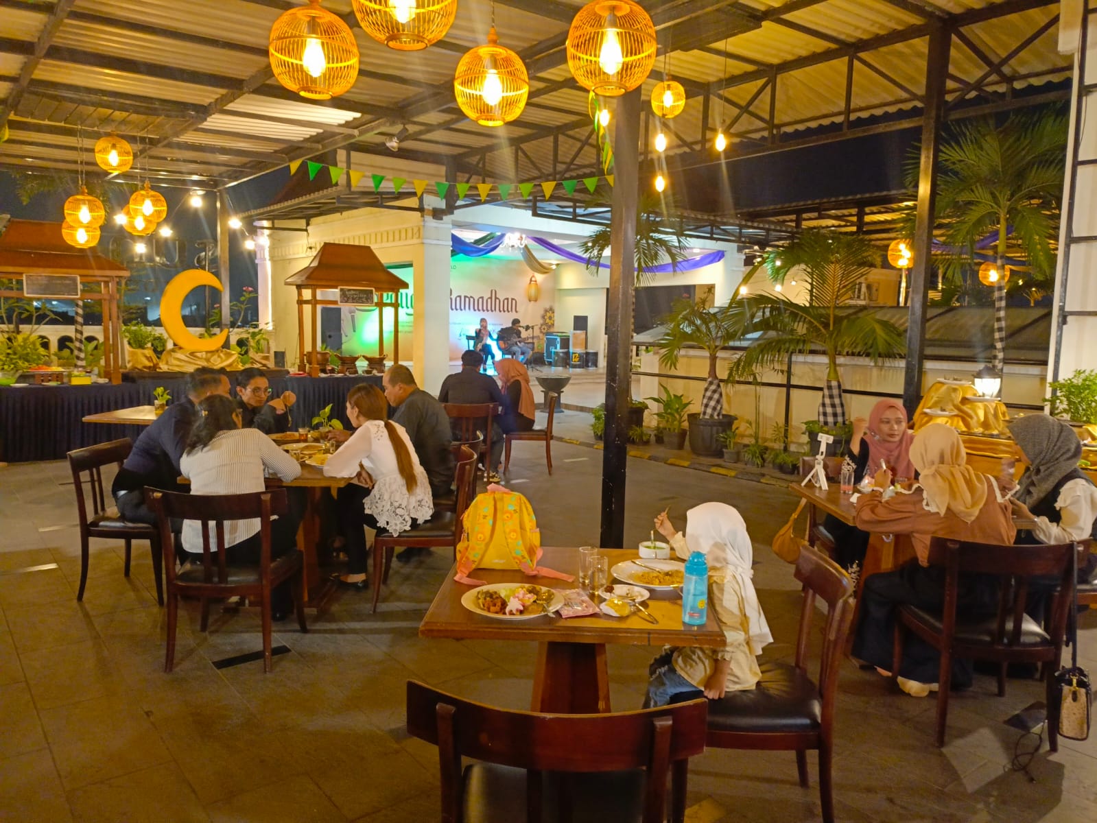 Suasana berbuka puasa di Amarelo Hotel Solo.