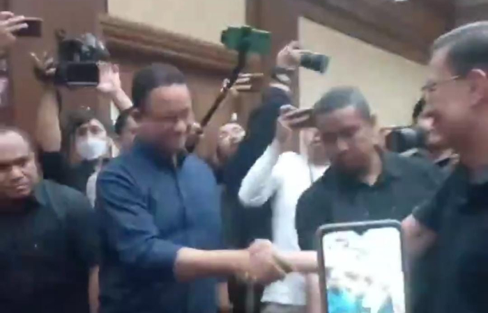 Tangkapan layar video yang menunjukkan Tom Lembong menjabat erat tangan Anies Baswedan sebelum persidangan pada Kamis (6/3).