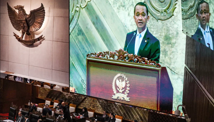 Menteri ESDM Bahlil Lahadalia membacakan laporan pemerintah saat Rapat Paripurna DPR RI Ke-13 Masa Persidangan II Tahun Sidang 2024-2025 di Kompleks Parlemen, Senayan, Jakarta, Selasa (18/2/2025).
