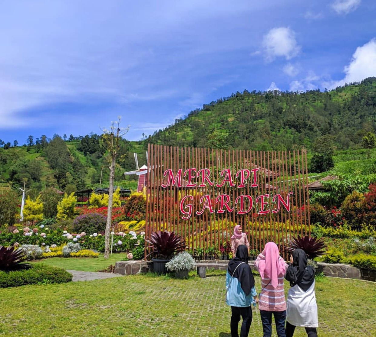 Indah : Pengunjung sedang ber swafoto di Merapi Garden