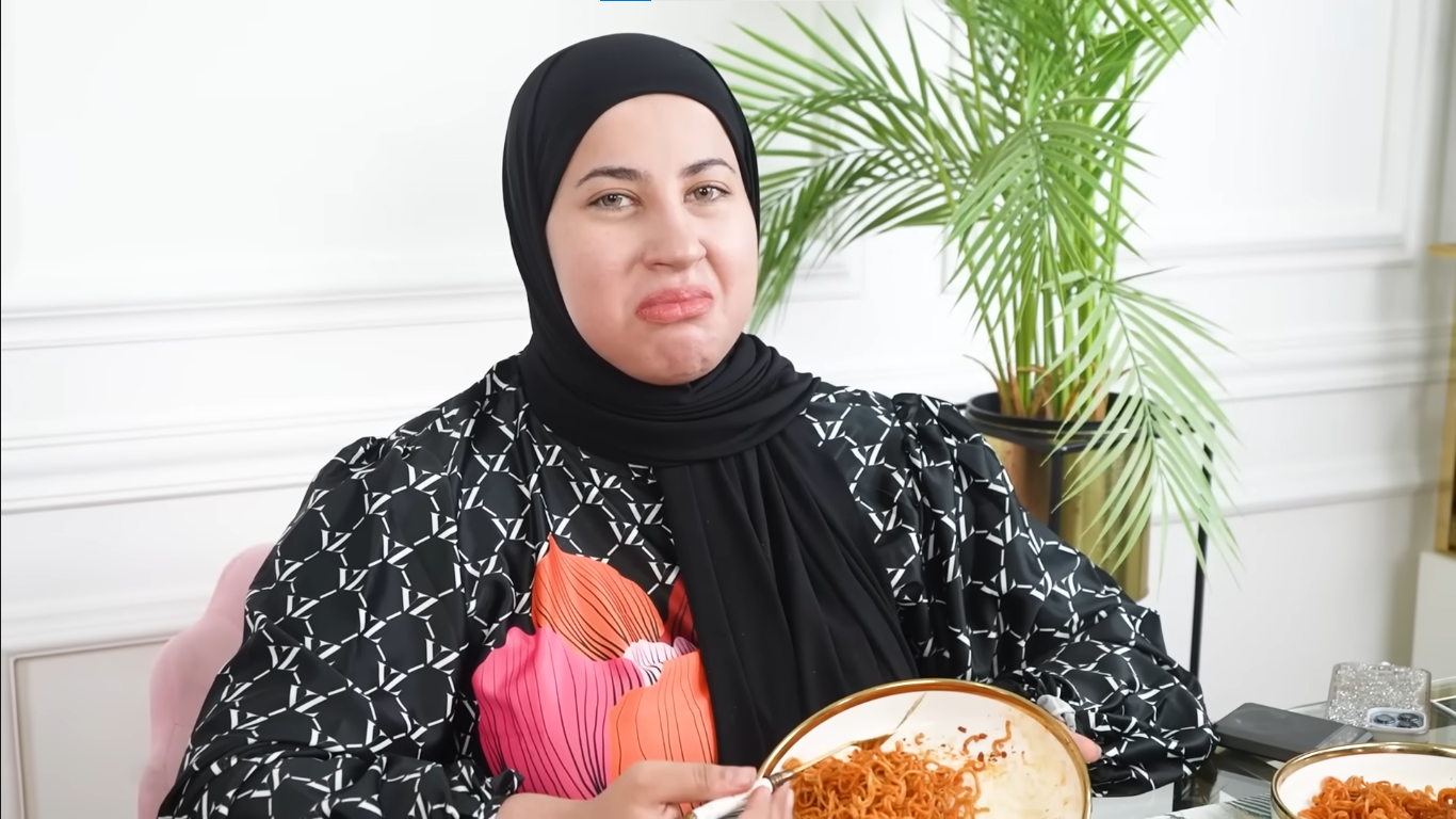 Tasyi Athasyia saat review Indomi goreng Aceh.
