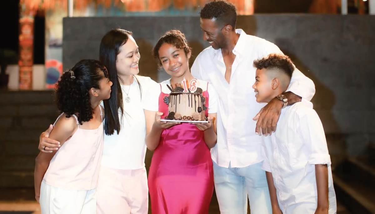 Angie Carvalho saat merayakan ulang tahun ke 16 bersama keluarganya.