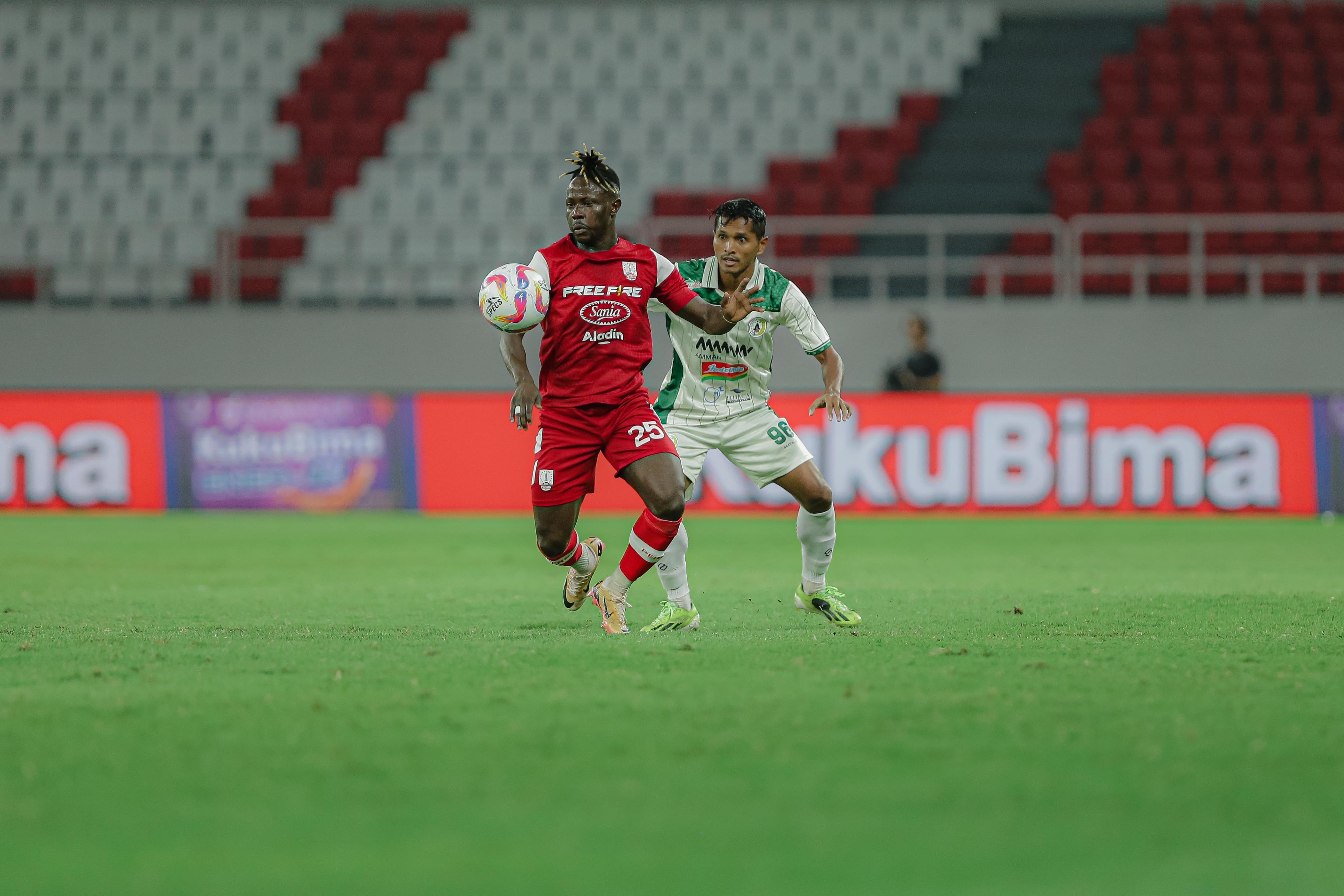 Moussa Sidibe pemain Persis Solo dibayangi oleh Abduh Lestaluhu Bek PSS Sleman.