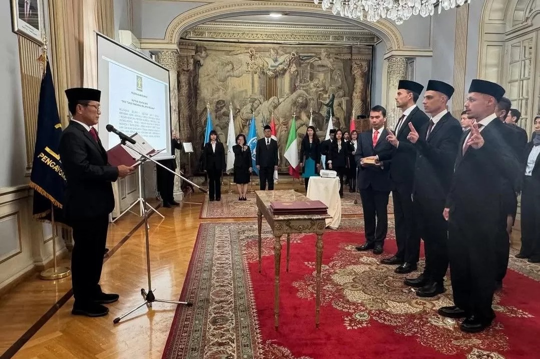 Emil Audero, Dean James, dan Joey Pelupessy mengambil sumpah WNI di KBRI Roma, Italia
