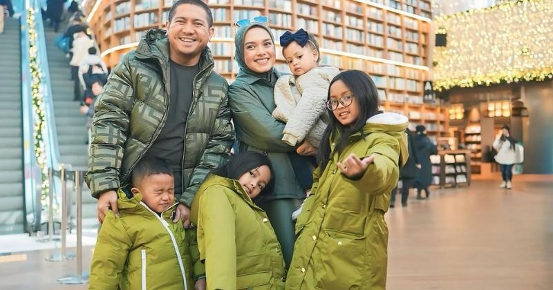 Sosok Linda Anggrea bersama sang keluarga.