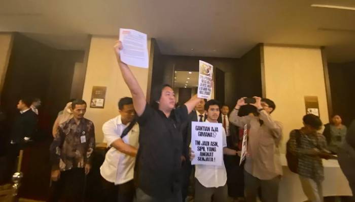 Andrie Yunus grebek rapat RUU TNI DPR di Hotel Fairmont.