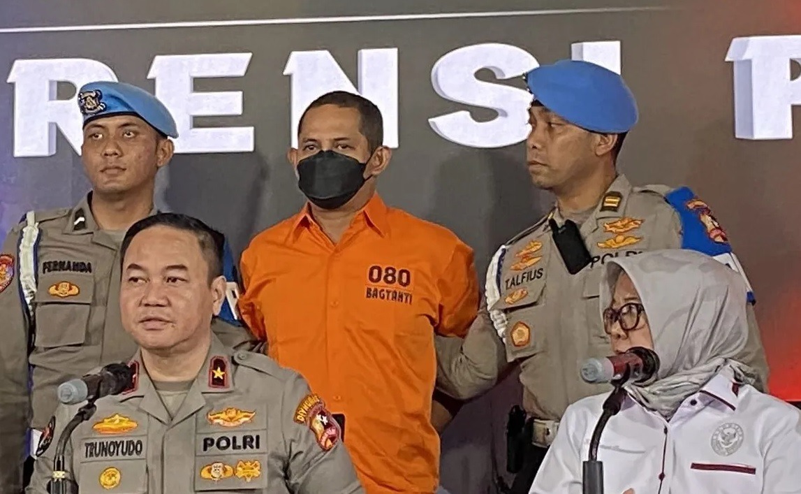 Polri menetapkan mantan Kapolres Ngada, Nusa Tenggara Timur, AKBP Fajar Widyadharma Lukman Sumaatmaja (FWLS) sebagai tersangka dugaan pencabulan anak.