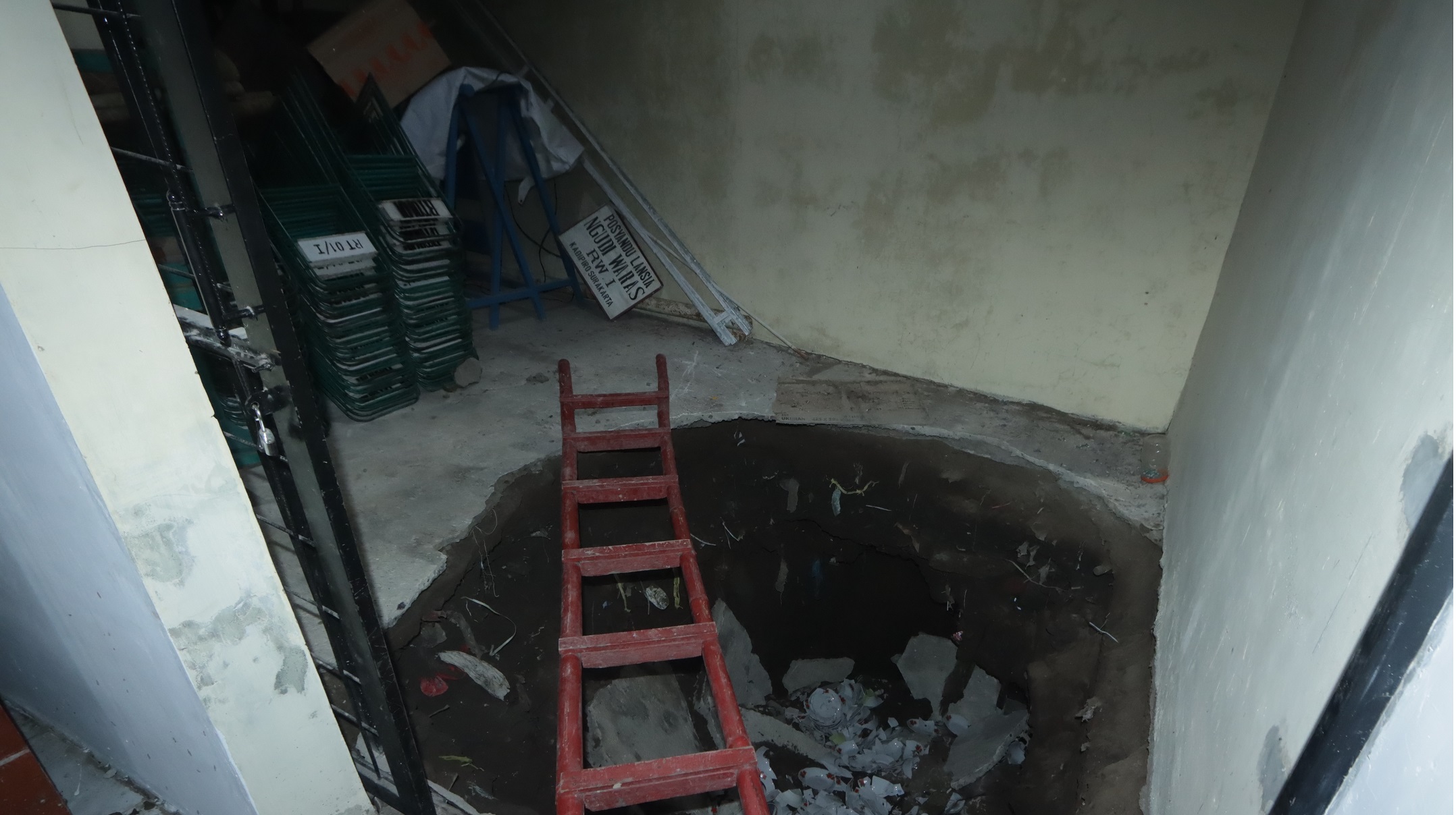Gudang penyimpanan gedung balai RW 06 Kampung Sumpingan, Kelurahan Kadiporo ambrol.