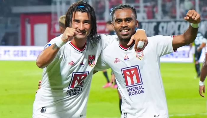 Yakob Sayuri dan Diego Martinez merayakan gol ke gawang PSS Sleman