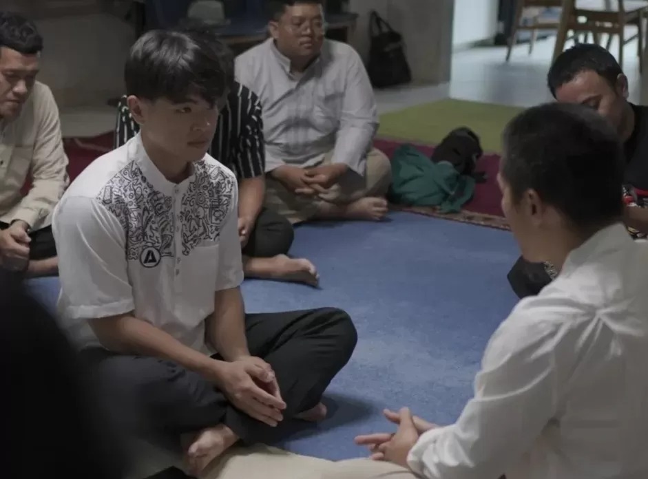 Steven Wongso ucap syahadat dan resmi jadi mualaf di hadapan Felix Siauw.