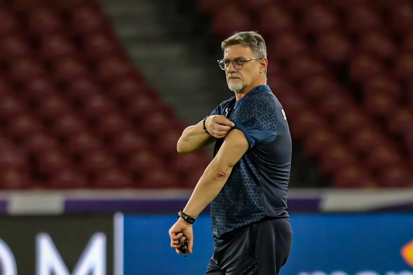 Pelatih Timnas Bahrain Dragan Talajic memimpin latihan jelang pertandingan Kualifikasi Piala Dunia 2026 di Stadion Utama Gelora Bung Karno, Jakarta, Senin (24/3/2025)