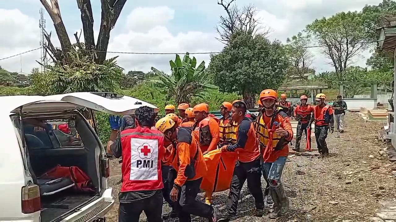 Tim SAR gabungan berhasil menemukan jenazah bocah 6 tahun Alfa Rizkqi, yang tersangkut di Sungai Kecil area Makam Prampalan.