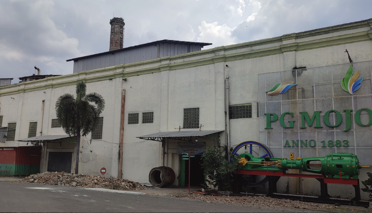 Pabrik Gula Mojo (PG Mojo) masih berdiri kokoh di kawasan padat penduduk Kelurahan Sragen Kulon, Kabupaten Sragen. Berdiri sejak era kolonial Belanda pada 1883, pabrik ini bukan sekadar tempat produks