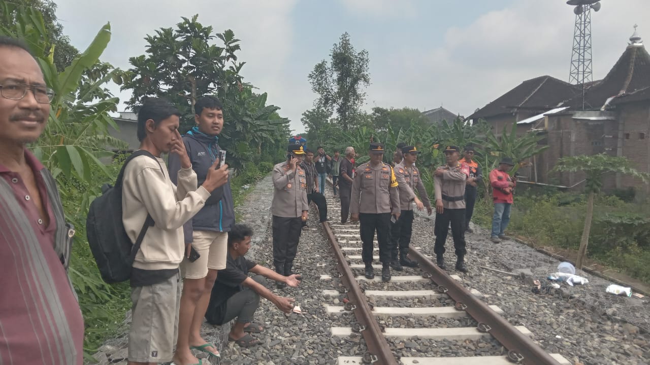 Polisi bersiaga di lokasi kejadian KA Batara Kresna di Sukoharjo.