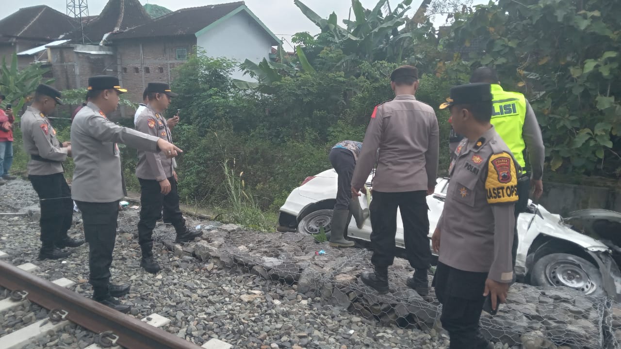 Polisi lakukan penyelidikan di lokasi KA Batara Kresna tabrak Daihatsu Sigra di Sukoharjo.