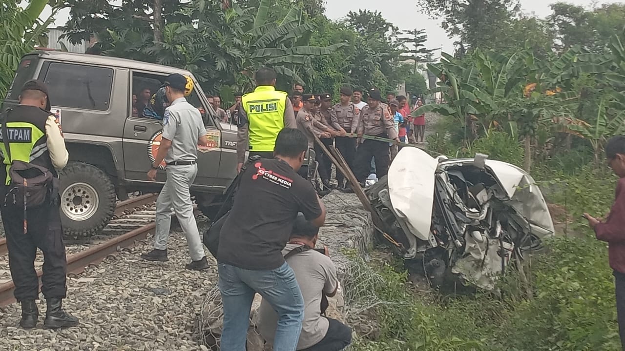 Proses evakuasi Daihatsu Sigra yang tertabrak KA Batara Kresna di Sukoharjo.