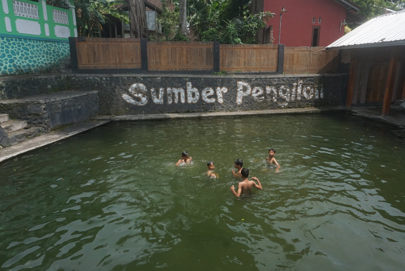 Anak-anak sedang berenang di Sumber Pengilon di Desa Kahuman, Kecamatan Ngawen, Klaten.