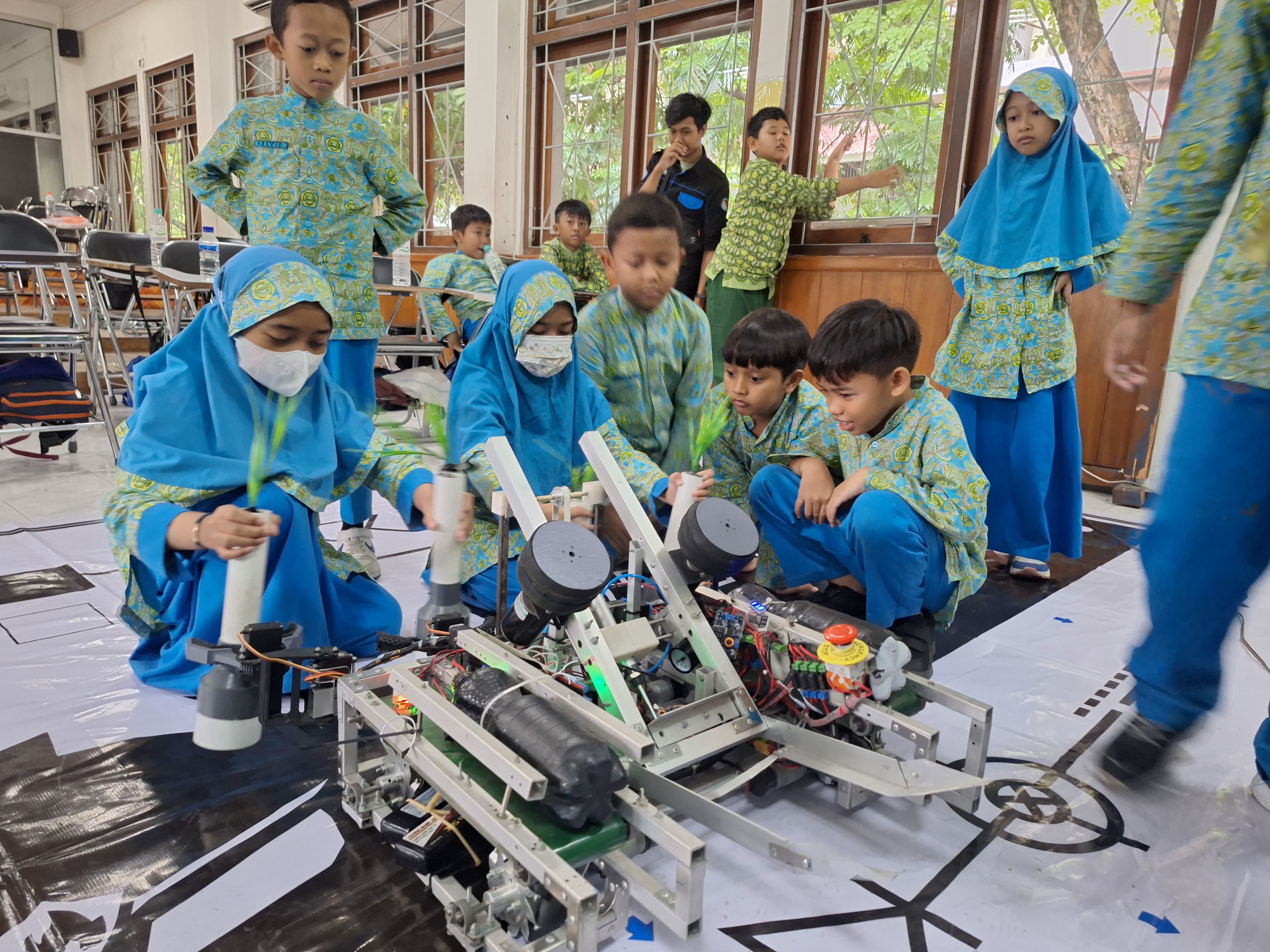 Ekstrakulikuler robotik di SDIT Nur Hidayah Solo.