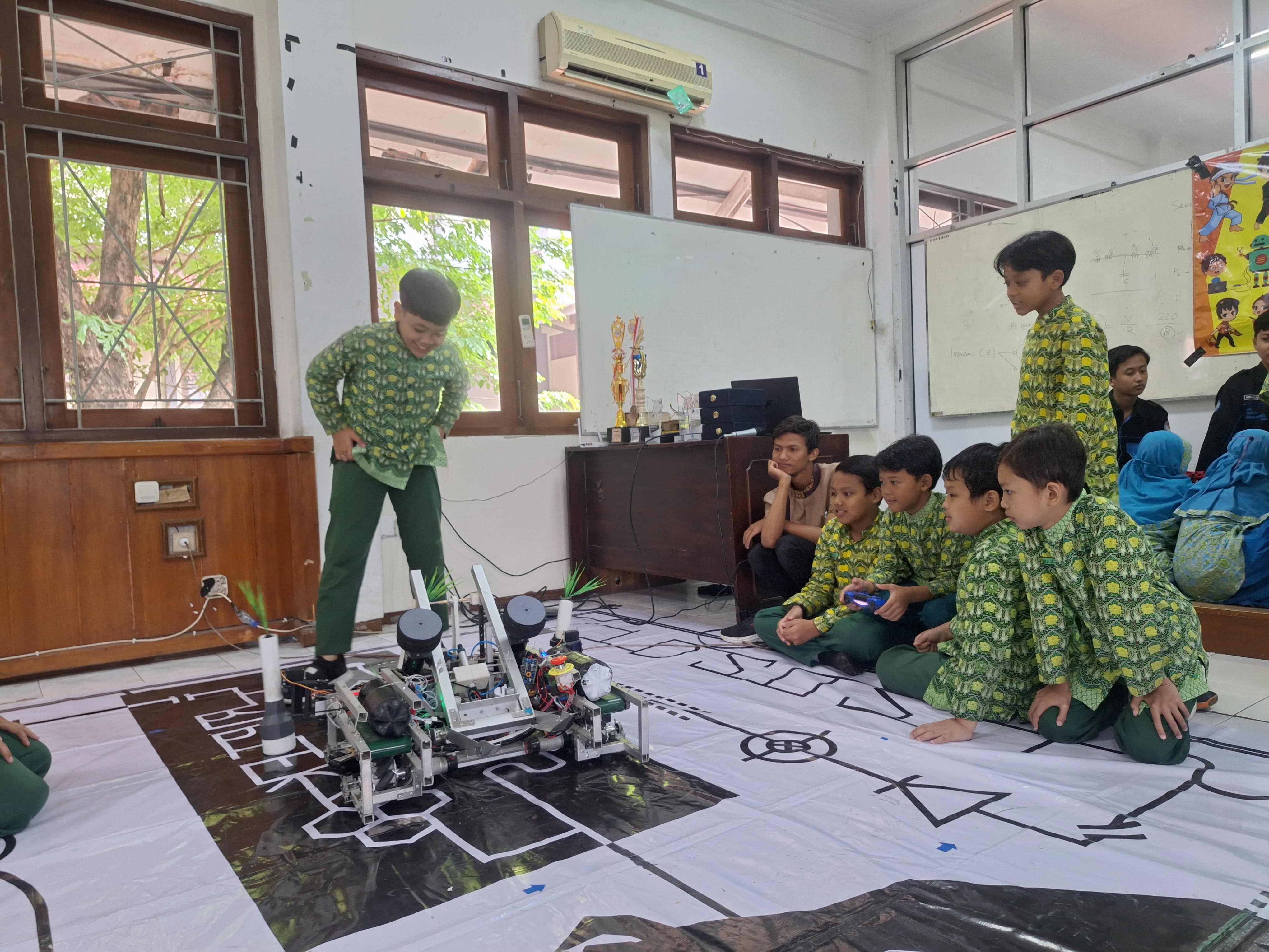 Ekstrakulikuler robotik di SDIT Nur Hidayah.