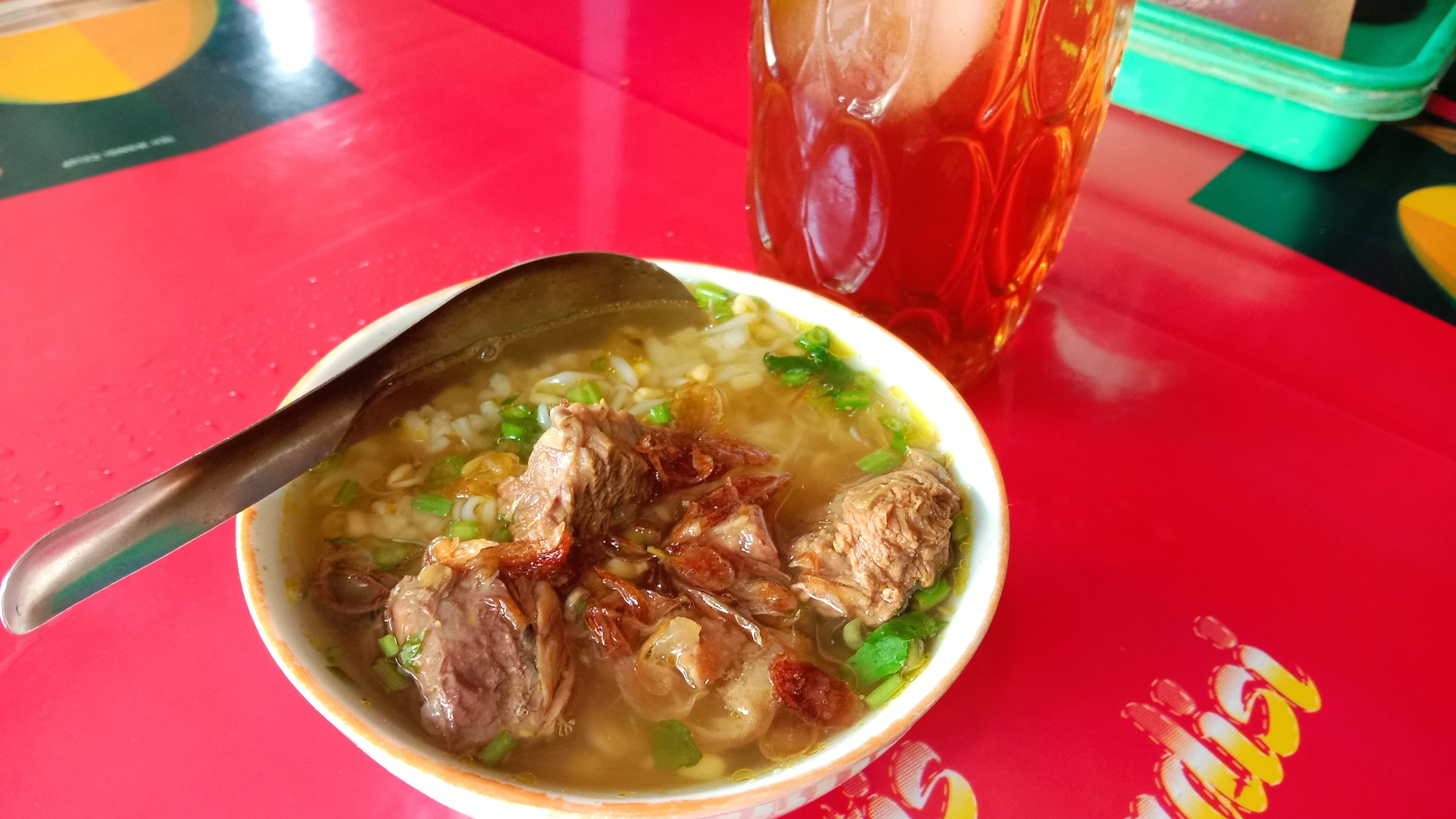 Kuliner Sragen. Soto jadi salah satu menu di kuliner Sragen yang nggak boleh kelewatan.