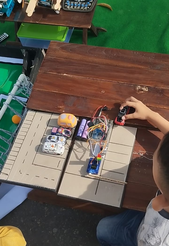 Ekstrakulikuler Robotik berbasis Arduino.