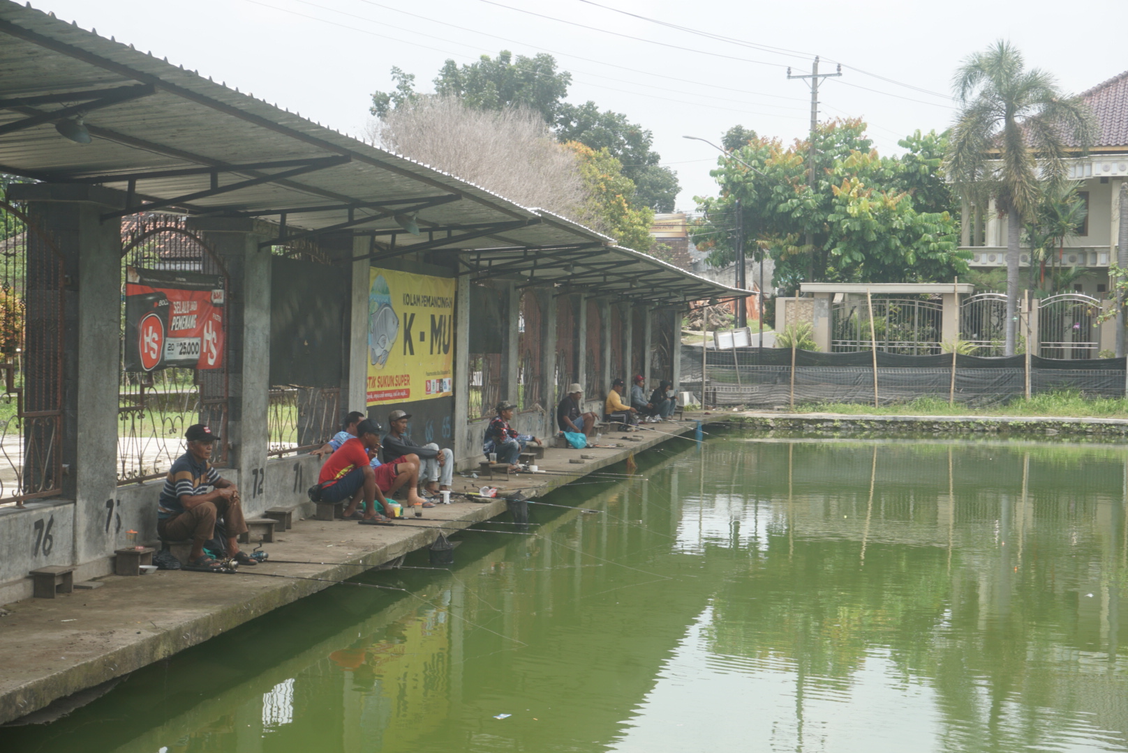 Pengunjung saat memancing pada kolam ikan yang sumber airnya dari Sumber Pengilon di Desa Kahuman, Ngawen, Klaten.