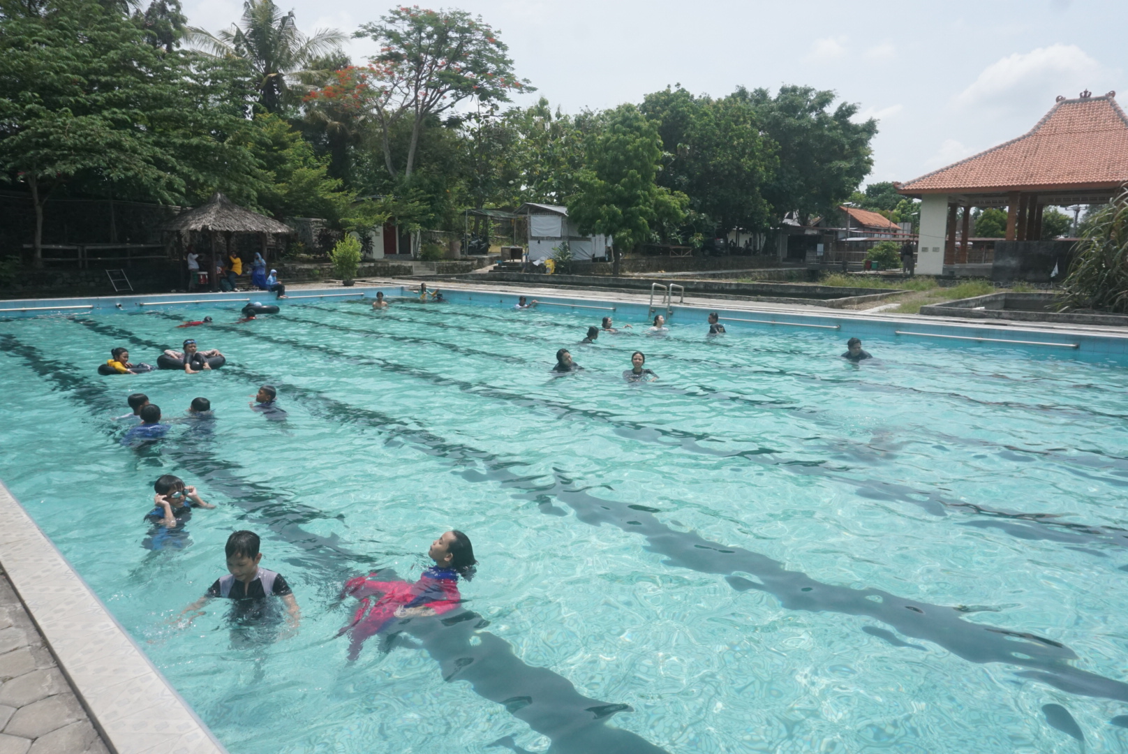 Sejumlah wisatawan tampak berenang pada pemandian yang airnya bersumber dari Sumber Pengilon, Desa Kahuman, Ngawen, Klaten.