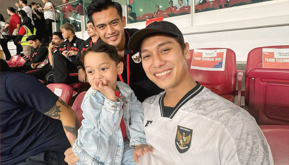 Rizky Billar menemani putranya untuk bertemu dengan Pratama Arhan di GBK saat pertandingan Timnas Indonesia Vs Bahrain.