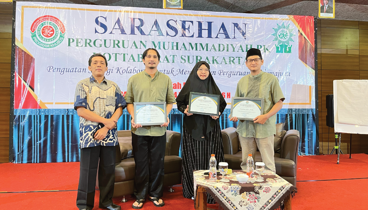 Penyerahan penghargaan 20 tahun berdedikasi di Perguruan Muhammadiyah Kottabarat