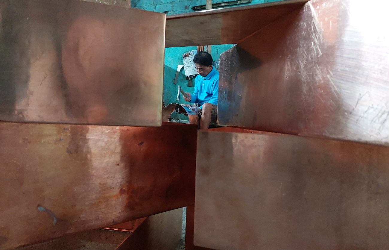 Proses pembuatan kerajinan tembaga Tumang.