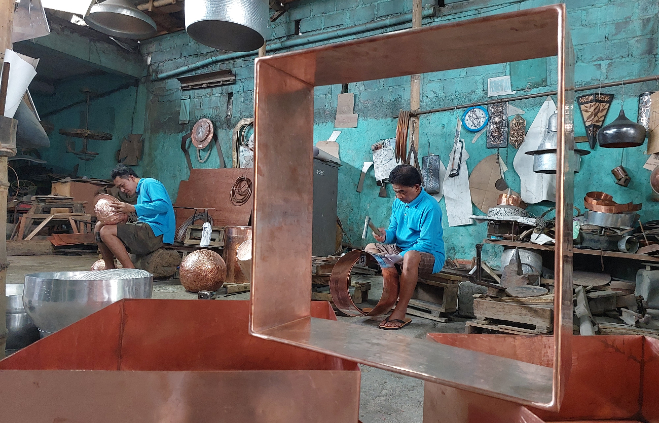 Proses pembuatan kerajinan tembaga Tumang.