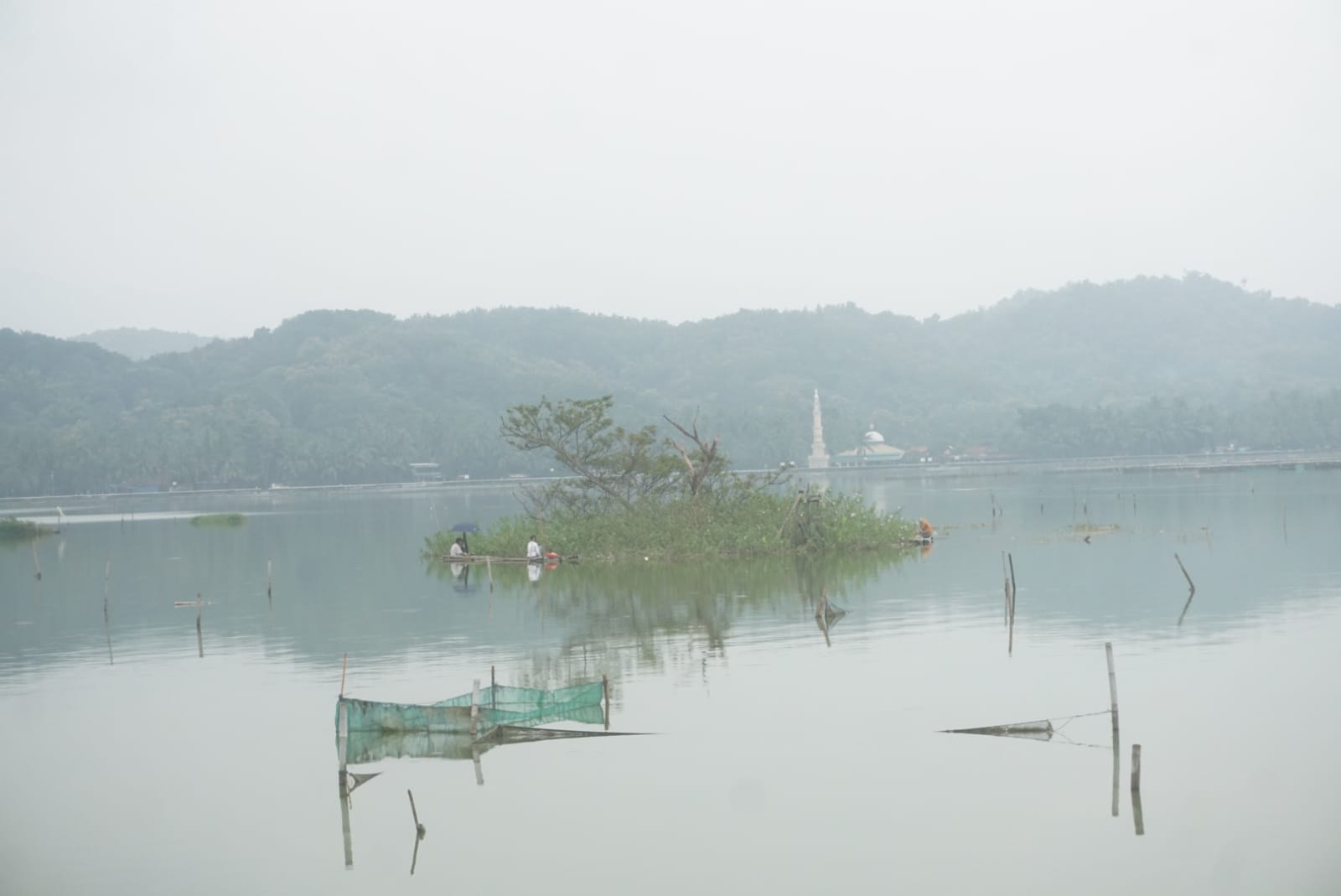 Gumuk daratan di waduk Rowo Jombor di Desa Krakitan, Kecamatan Bayat, Klaten