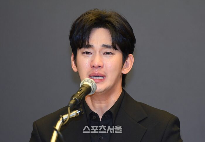 Kim Soo Hyun menangis dalam konferensi pers darurat terkait kasus Kim Sae Ron.