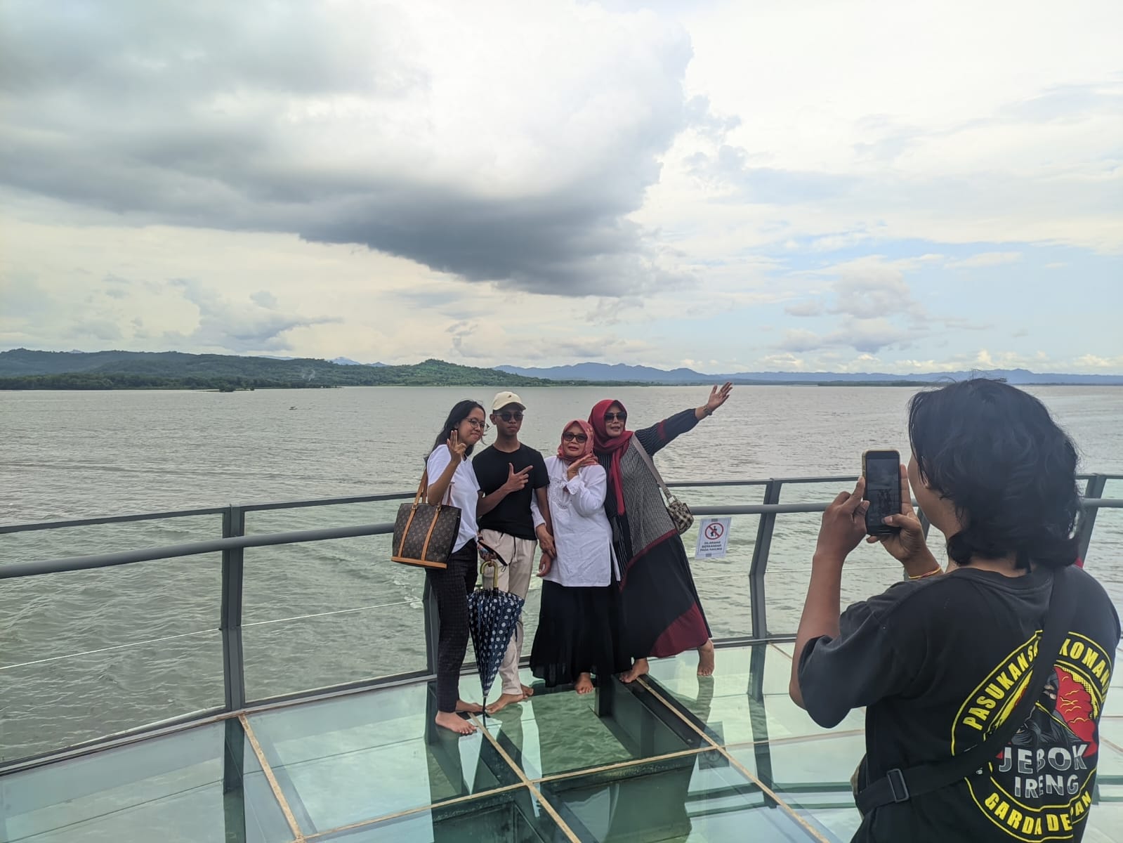 Suasana di jembatan kaca waduk gajah mungkur wonogiri.