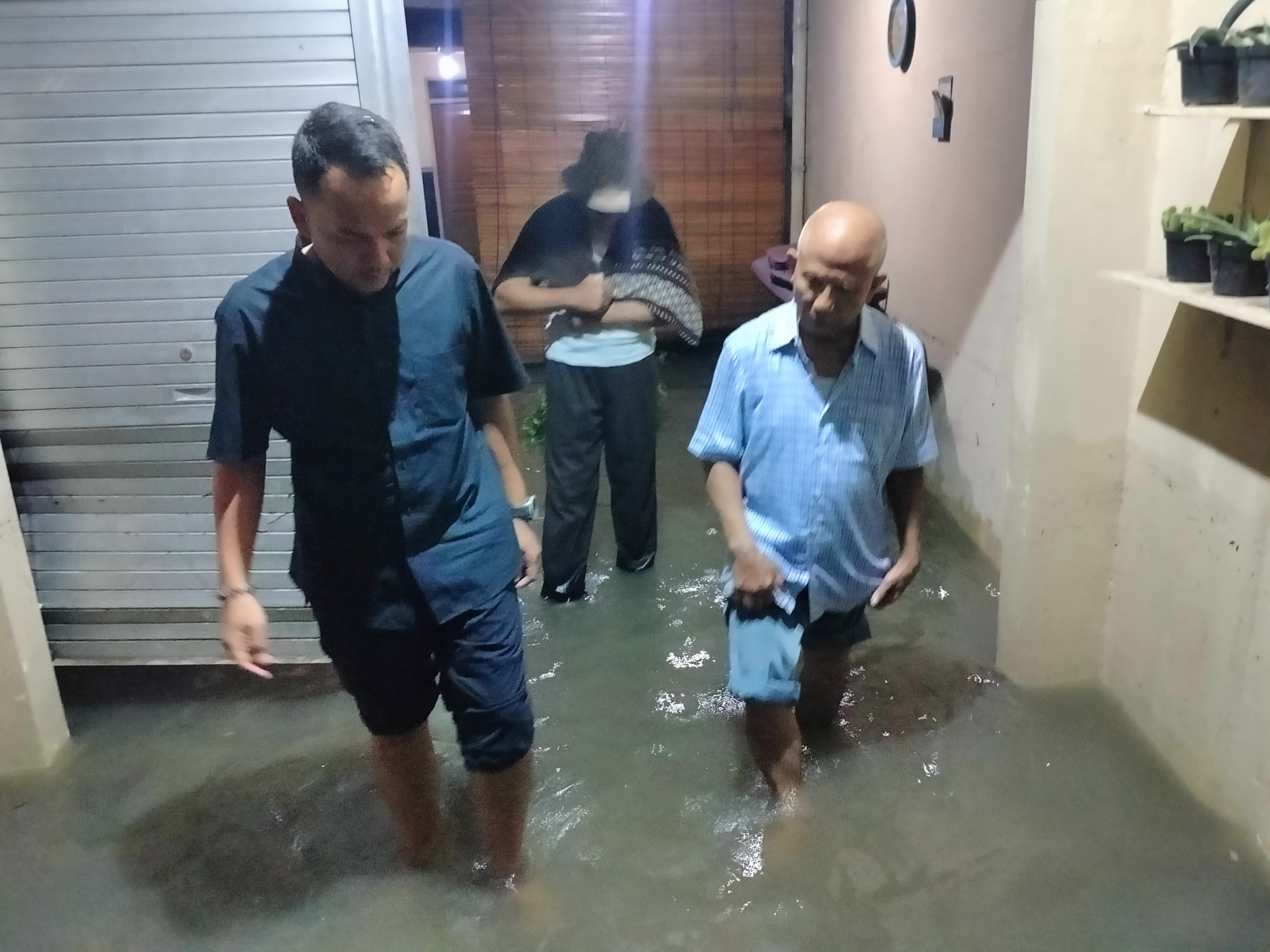 Wali Kota Solo Respati Ardi tinjau lokasi banjir di Kecamatan Banjarsari.
