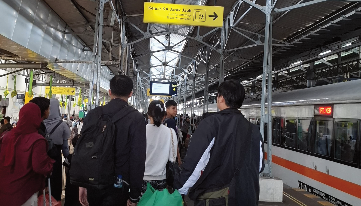 Pantauan arus balik mudik pada Sabtu (5/4/25) di stasiun solo balapan.