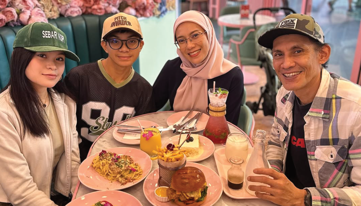 Faizal Hussein pemeran Walid bersama keluarga.