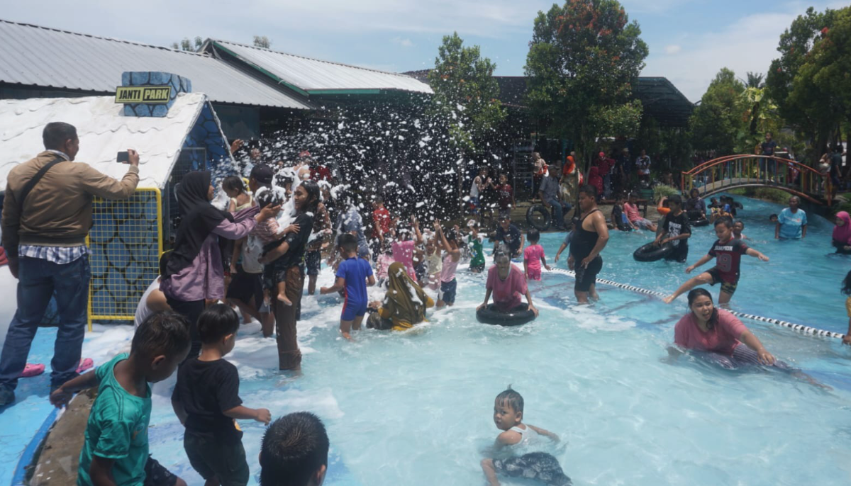 Suasana kunjungan wisata di Janti Park, Desa Janti, Polanharjo, Klaten