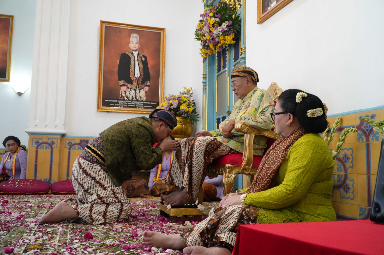 Sri Susuhunan Pakoe Boewono XIII beserta Permaisuri, GKR Pakoe Boewono hadir dalam acara sungkeman.