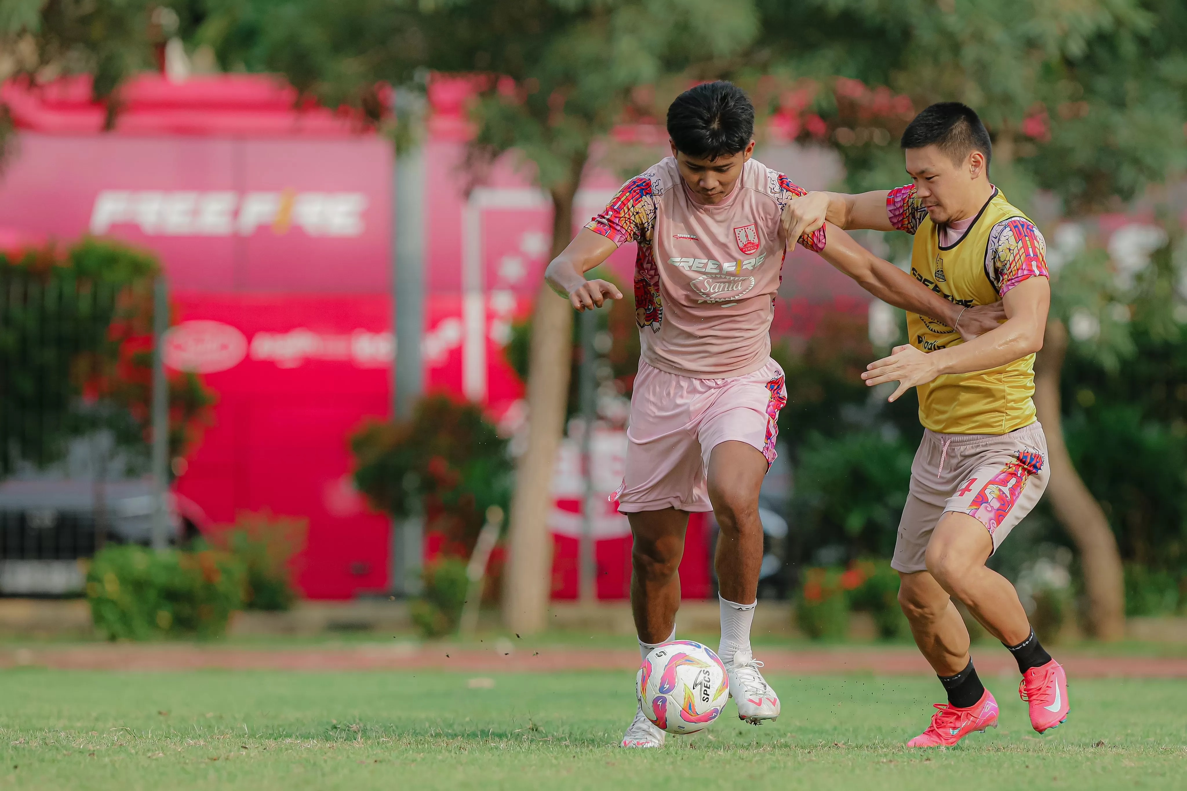 Striker Persis Solo Arkhan Kaka (kiri) berebut bola dengan Sho Yamamoto di sesi latihan tim.