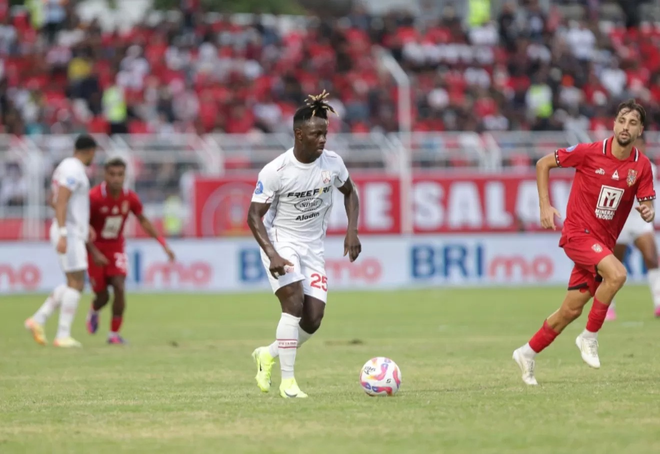 Moussa Sidibe dimainkan Persis Solo melawan Makut United di Liga 1 2024/2025.