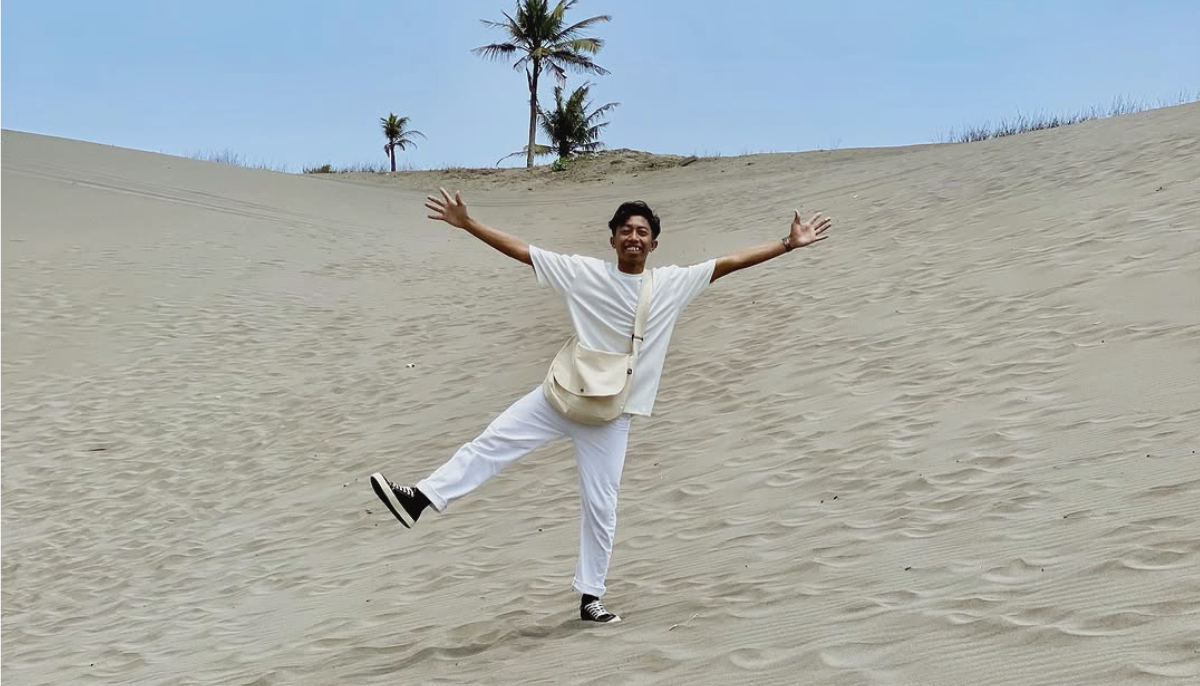 Gumuk pasir di pantai parangtritir Yogyakarta.