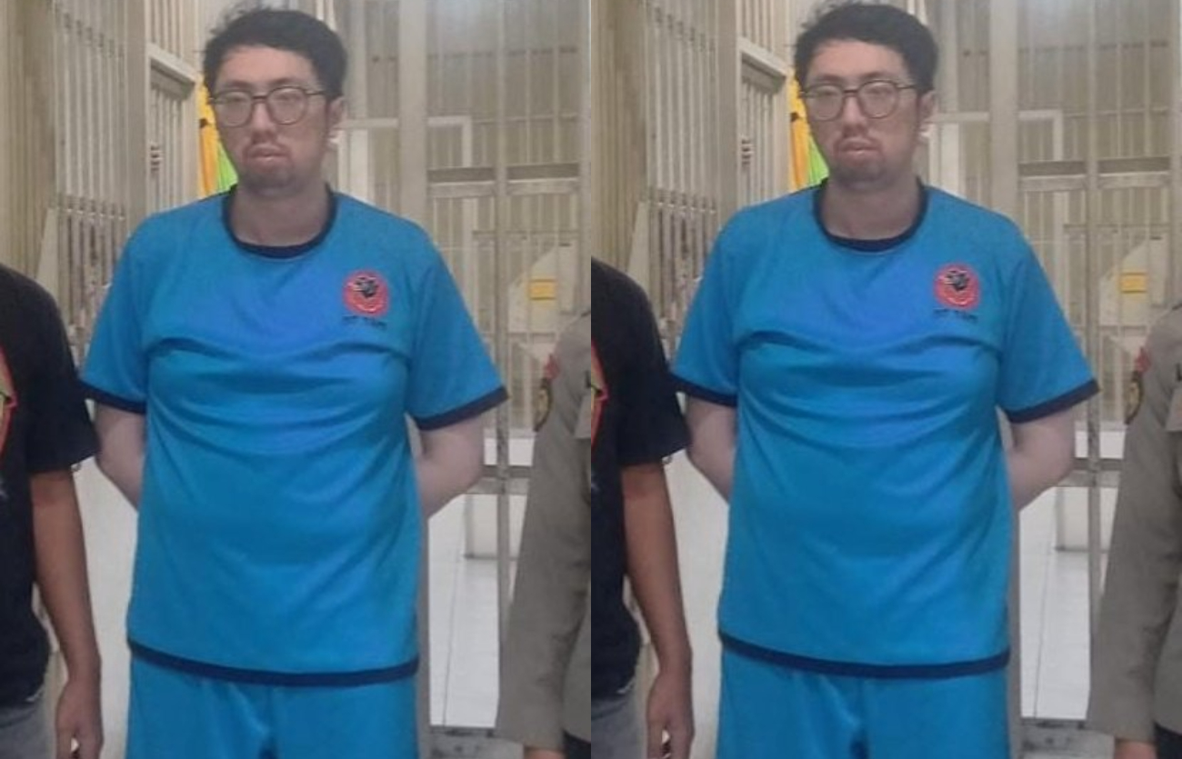 Diduga dokter residen anestesi Priguna Anugerah Pratama berbaju tahanan.