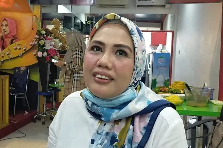 Elly Sugigi.