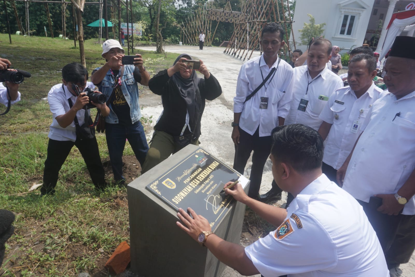 Bupati Klaten Hamenang Wajar Ismoyo saat menandatangani prasasti pencanangan desa semerbak bunga di Desa Sidowayah, Kecamatan Polanharjo, Klaten