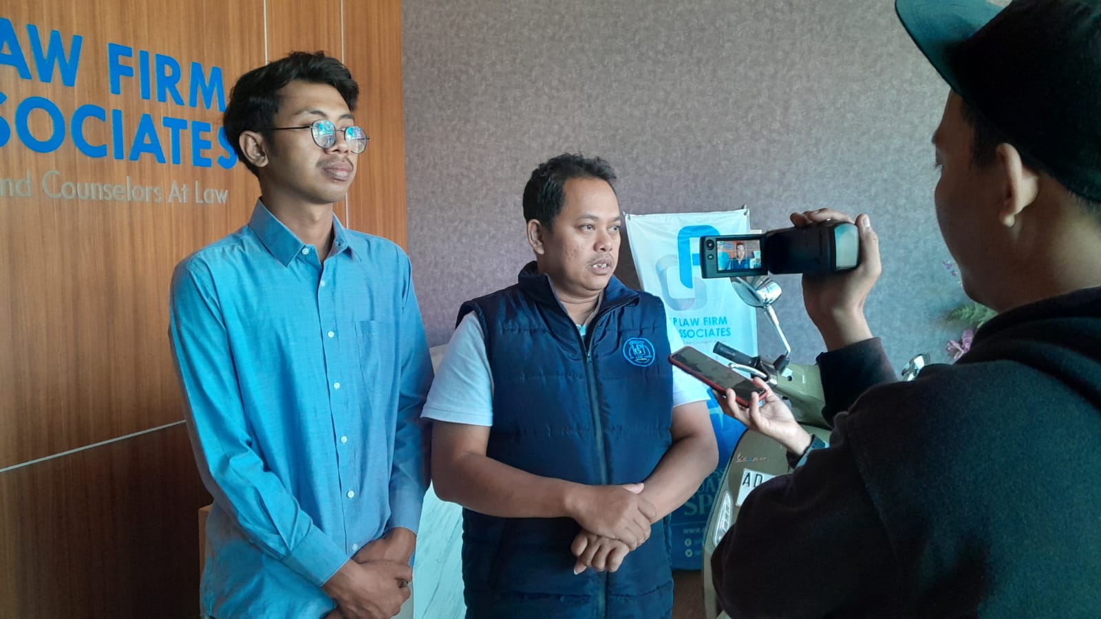 yarif Kurniawan advokat dari kantor & hukum GPLaw Firm Associates (pakai rompi) saat mendampingi Surya Hendra Kusuma buka suara dihadapan awak media