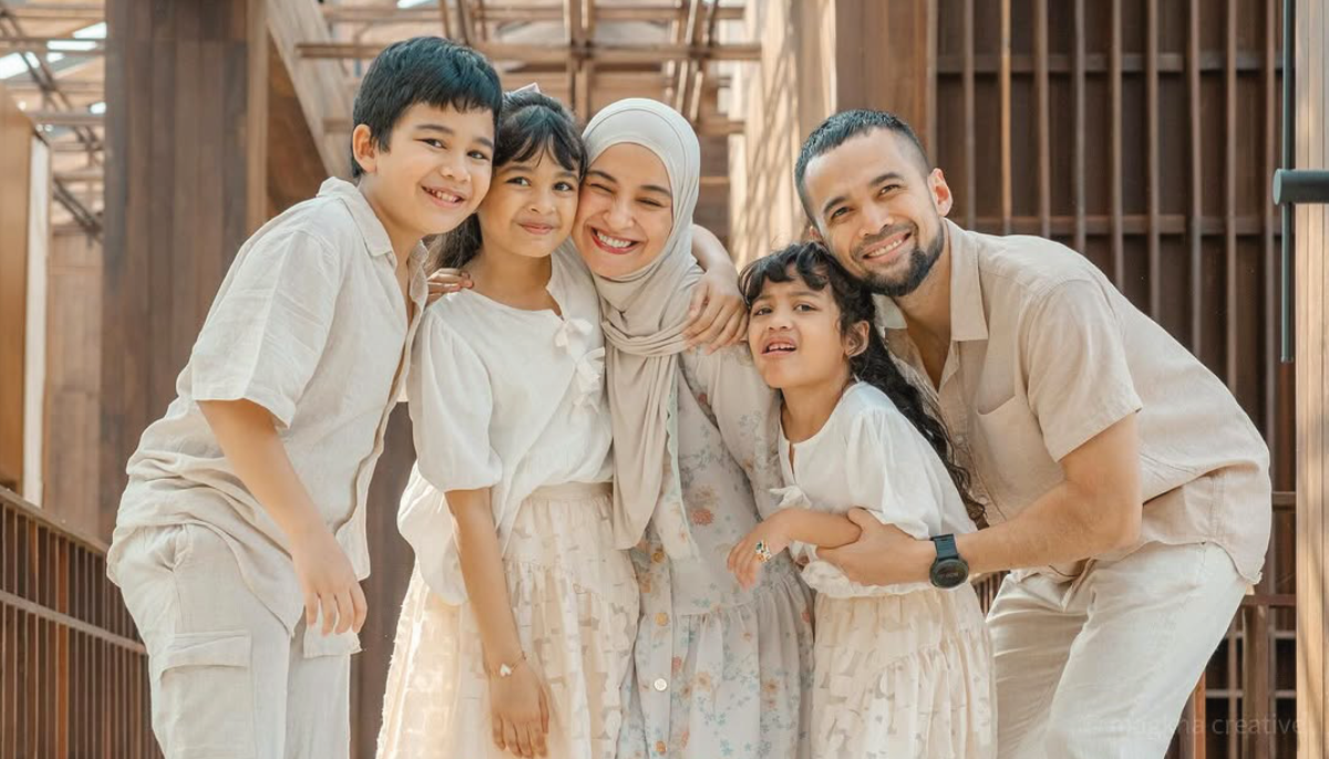 Shireen Sungkar dan keluarga.