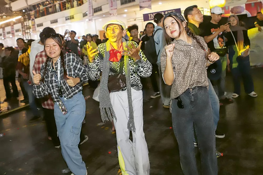 Tua, muda, laki-laki, perempuan, larut berjoget ria dengan pakaian jadul khas OM Lorenza.