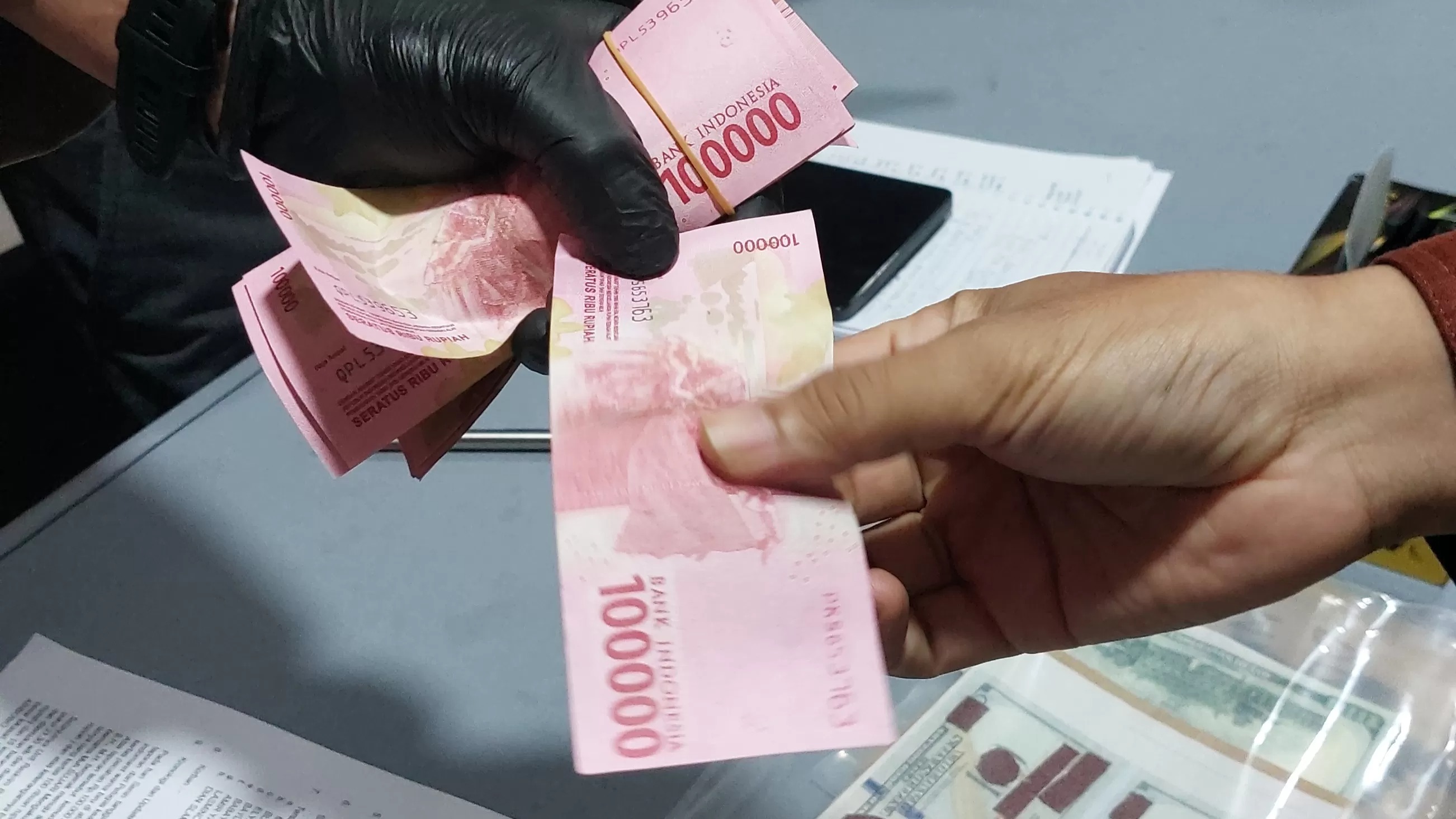 Uang palsu pecahan Rp 100 ribu yang di produksi pabrik uang palsu asal Bogor, Jawa Barat.