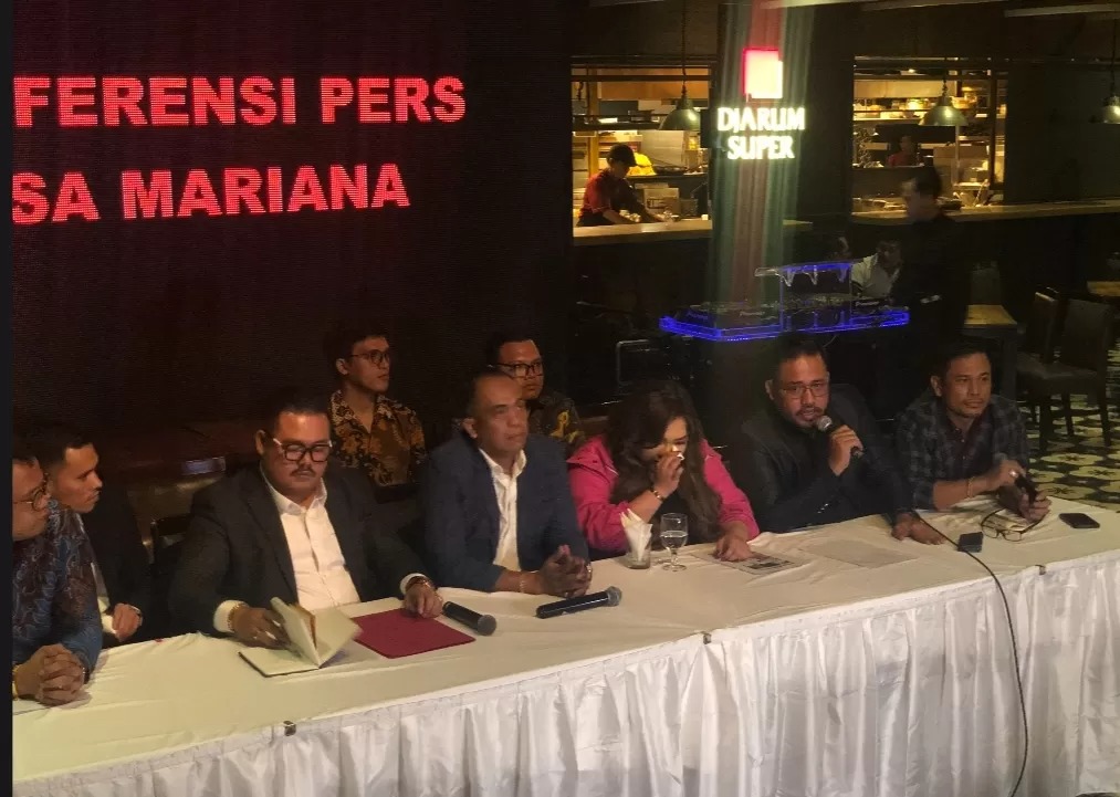 Lisa Mariana menyampaikan keterangan kepada awak media ihwal hubungannya dengan Ridwan Kamil.